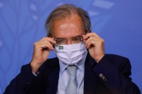 Em evento, Paulo Guedes fala em ‘gasto um pouco maior’ para programas sociais