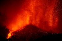 Espanha vai acelerar ajuda para La Palma enquanto erupção de vulcão continua