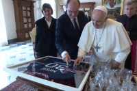 Premiê francês presenteia papa com camisa autografada por Messi