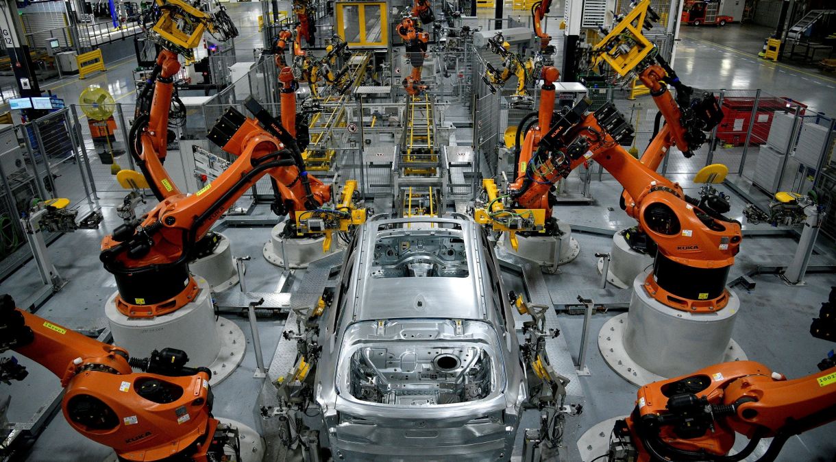 Robôs autônomos montam um SUV modelo X na fábrica da BMW em Greer, Carolina do Sul, EUA, 4 de novembro de 2019. 