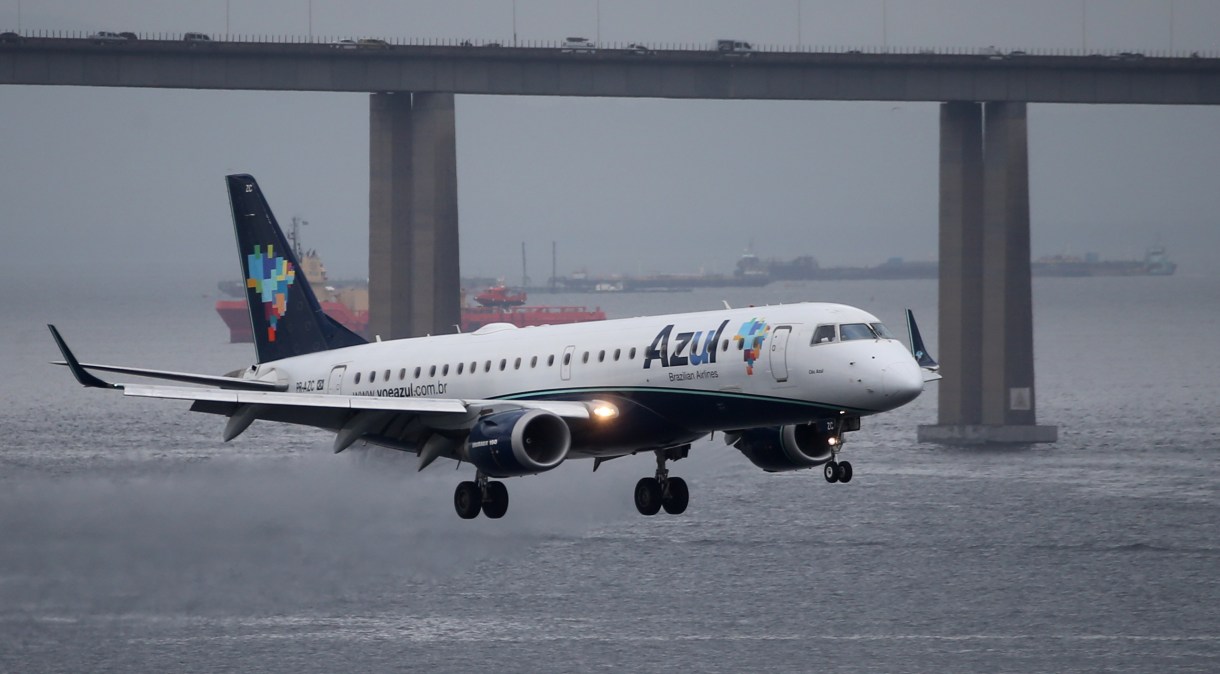 Avião da Azul faz pouso de emergência após passageiro falecer a bordo
