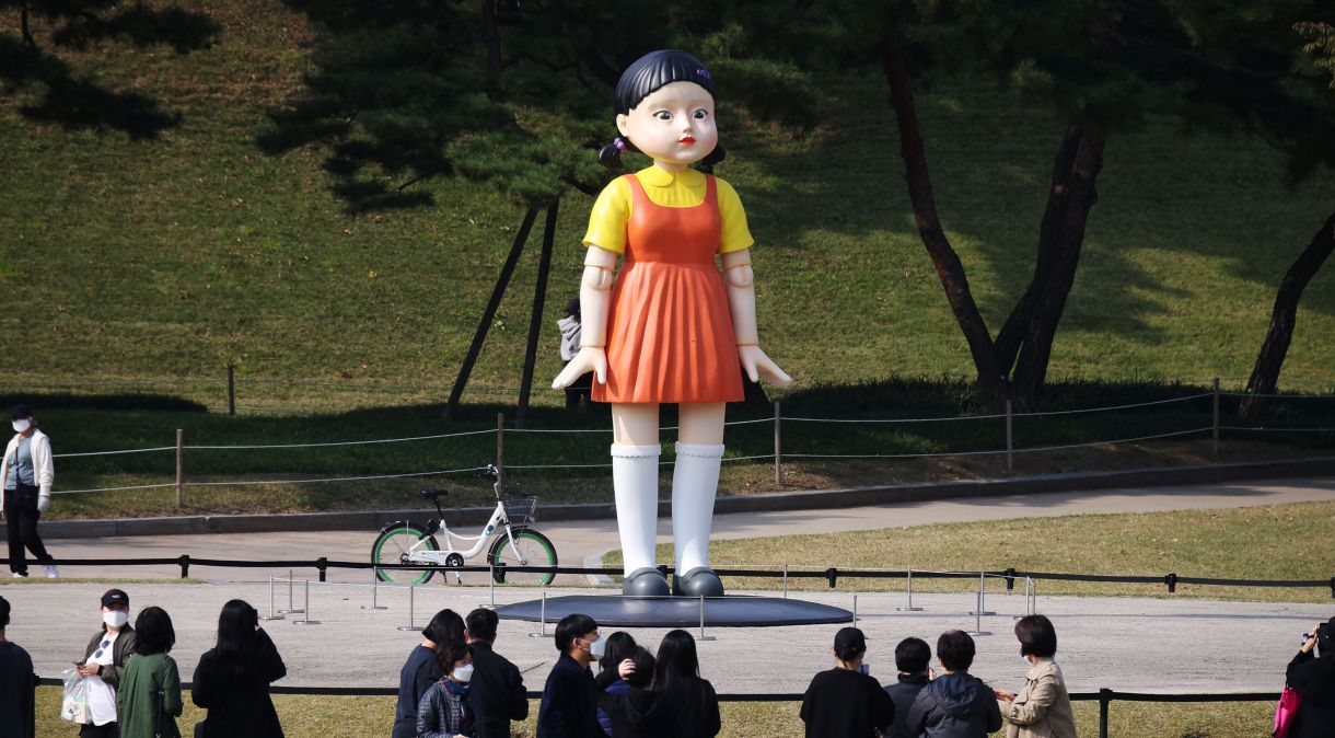 Boneca gigante da série da Netflix "Round 6" em parque de Seul26/10/2021 REUTERS/Kim Hong-Ji