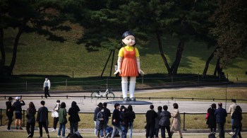 Younghee, uma boneca de quatro metros de altura vestida de laranja e amarelo, foi montada no Parque Olímpico de Seul na segunda-feira (25)