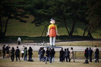 Boneca gigante de “Round 6” atrai fãs em parque de Seul. Saiba mais