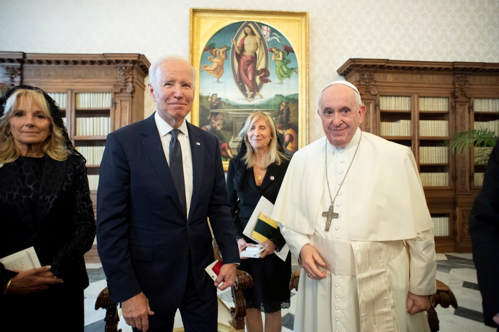 Presidente dos Estados Unidos, Joe Biden, e primeira-dama dos EUA, Jill Biden, durante encontro com o papa Francisco no Vaticano nesta sexta-feira (29)