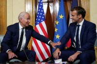 Biden diz a Macron que EUA foram “desajeitados” em acordo de submarino