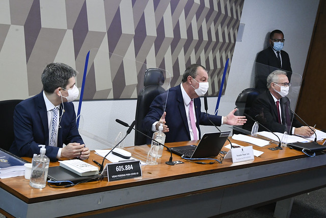 Votação do relatório da CPI. Senador Randolfe Rodrigues (Rede-AP); presidente da CPI, senador Omar Aziz (PSD-AM);relator da CPI da Pandemia, senador Renan Calheiros (MDB-AL)