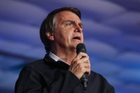 YouTube remove live semanal de Jair Bolsonaro do canal do filho Carlos