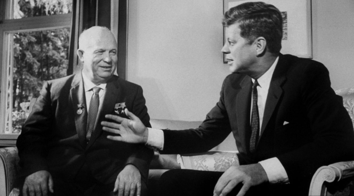 O premiê soviético Nikita Khrushchev falando com o presidente americano John F. Kennedy em um encontro em Viena, Áustria, em 1961