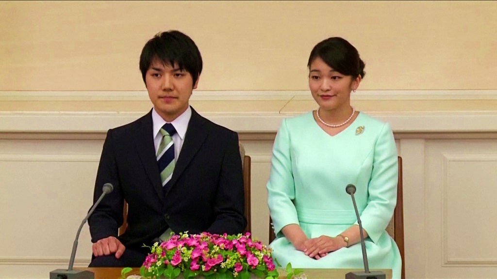 A princesa Mako (D) e seu então namorado, Kei Komuro, anunciam seu noivado em Tóquio, em 2017