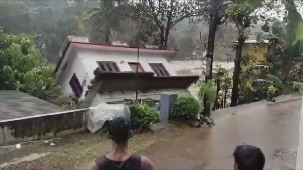 Após inundações e deslizamentos de terra, casa é levada pela correnteza na Índia