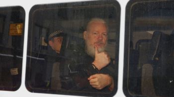 Fundador do WikiLeaks está preso no Reino Unido e aguarda decisão sobre se poderá ser levado aos EUA, onde enfrenta acusações de vazar informações sigilosas