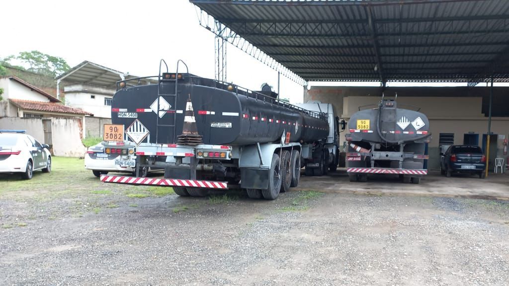 Caminhões-tanque que seriam utilizados para o transporte de combustível furtado da Petrobras no Rio de Janeiro