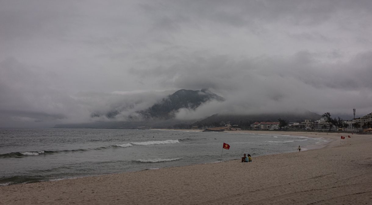 Tempo nublado e com muita neblina devido à frente fria na Praia do Recreio dos Bandeirante, Zona Oeste do Rio de Janeiro, em outubro de 2021