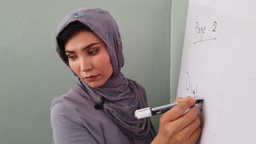 Mulher em escola do Afeganistão