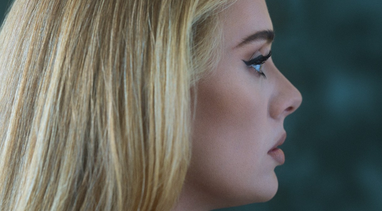 O quarto álbum de estúdio de Adele é o primeiro lançamento da cantora desde 2015