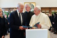 Em encontro, papa Francisco defende que Biden continue recebendo comunhão