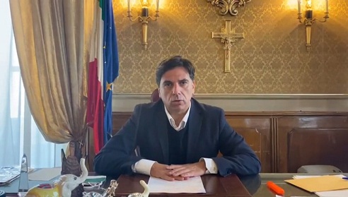 Fabrizio Curcio, prefeito de Catânia, durante comunicado sobre as tempestades