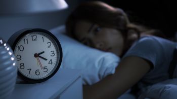 Especialistas dão dicas para ajudar nas noites em que estiver muito difícil de pegar no sono
