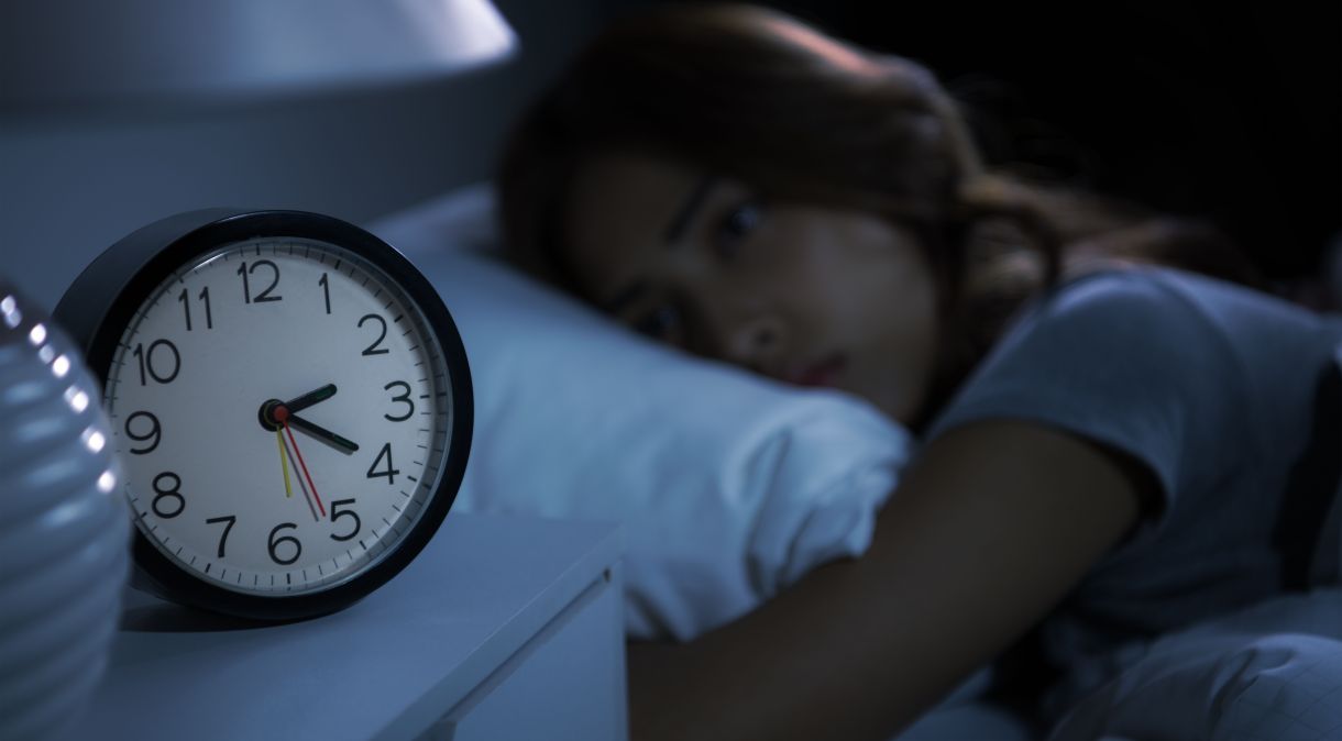 Acordar antes do despertador tocar traz uma imensa frustração para quem não consegue voltar a dormir