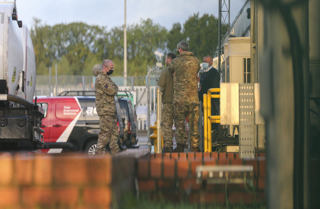 Militares britânicos entregam combustível em postos do Reino Unido. Londres, 4 de outubro de 2021