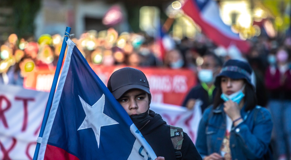 Manifestantes em Osorno, Chile, no aniversário de dois anos dos protestos que tomaram o país em 2019 e levaram a uma nova Constituinte