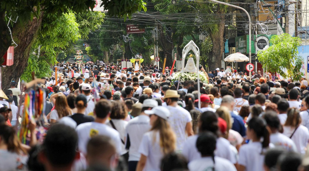 Milhares de pessoas ocupam as ruas do centro da cidade de Belém, no Pará, durante as comemorações do Círio de Nossa Senhora de Nazaré, em 2021