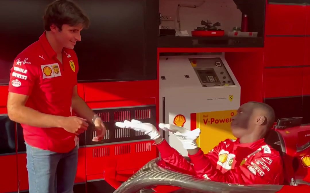 Khaby Lame interage com Carlos Sainz, piloto de F1 da Ferrari