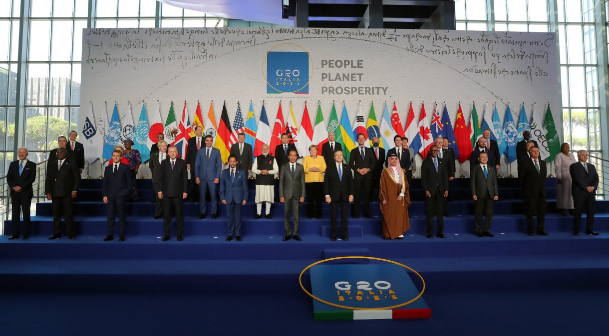 Líderes do G20 posam para foto oficial antes do início da cúpula, em Roma, na Itália