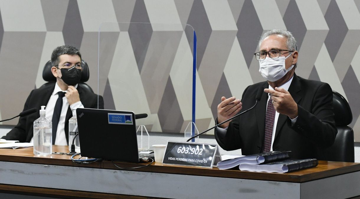 O senador Renan Calheiros (D) apresenta o relatório final da CPI da Pandemia
