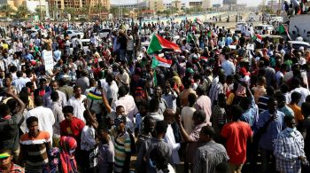 Manifestantes marcharam na capital Cartum no domingo contra a liderança militar do país, responsabilizando-a pela onda de violência
