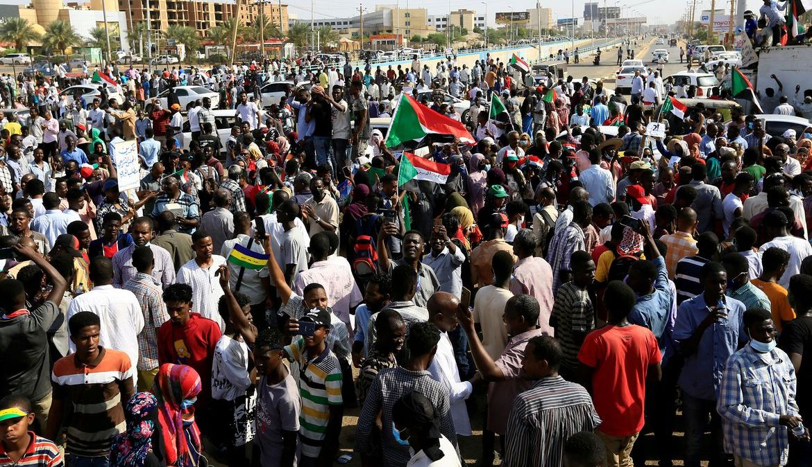 Manifestantes ocuparam as ruas no Sudão após a prisão do primeiro-ministro, Abdallah Hamdok