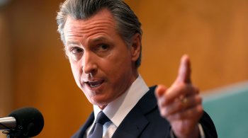 Medida será adotada por ordem de nível escolar, afirma o governador Gavin Newsom