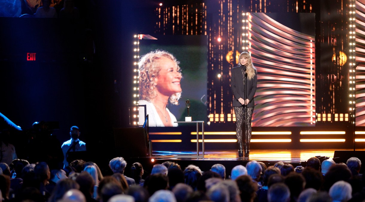 Taylor Swift fez serenata para Carole King em cerimônia do Hall da Fama do Rock