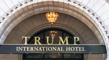 Como parte das discussões, está a remoção do nome Trump dos degraus ornamentados do edifício da Casa Branca e sua substituição por outra marca de luxo