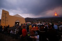 Turistas viajam à ilha espanhola de La Palma para ver vulcão em erupção