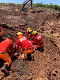 Bombeiros encontram corpo em Brumadinho 2 anos e 8 meses após tragédia