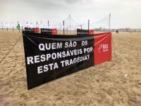 Lenços estendidos em Copacabana marcam protesto por 600 mil vítimas da Covid-19