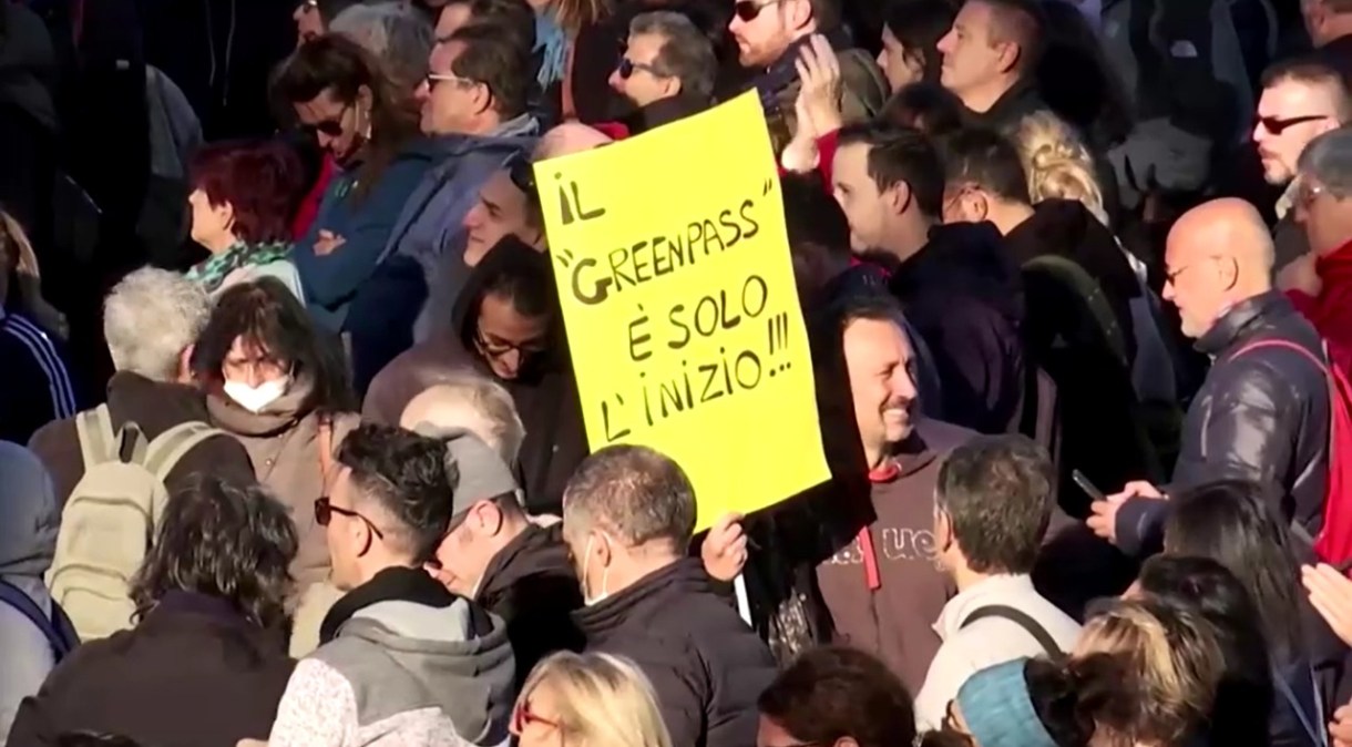Protesto contra passaporte da vacina em Roma. Cartaz diz "O Greenpass é apenas o início"