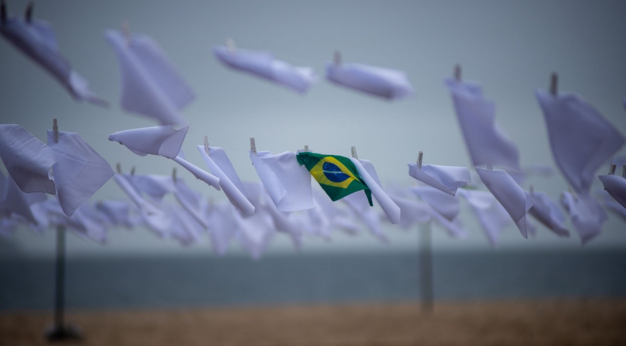 Cada um dos 600 lenços pendurados pela ONG Rio de Paz representa um milhar de vítimas da Covid-19 no Brasil