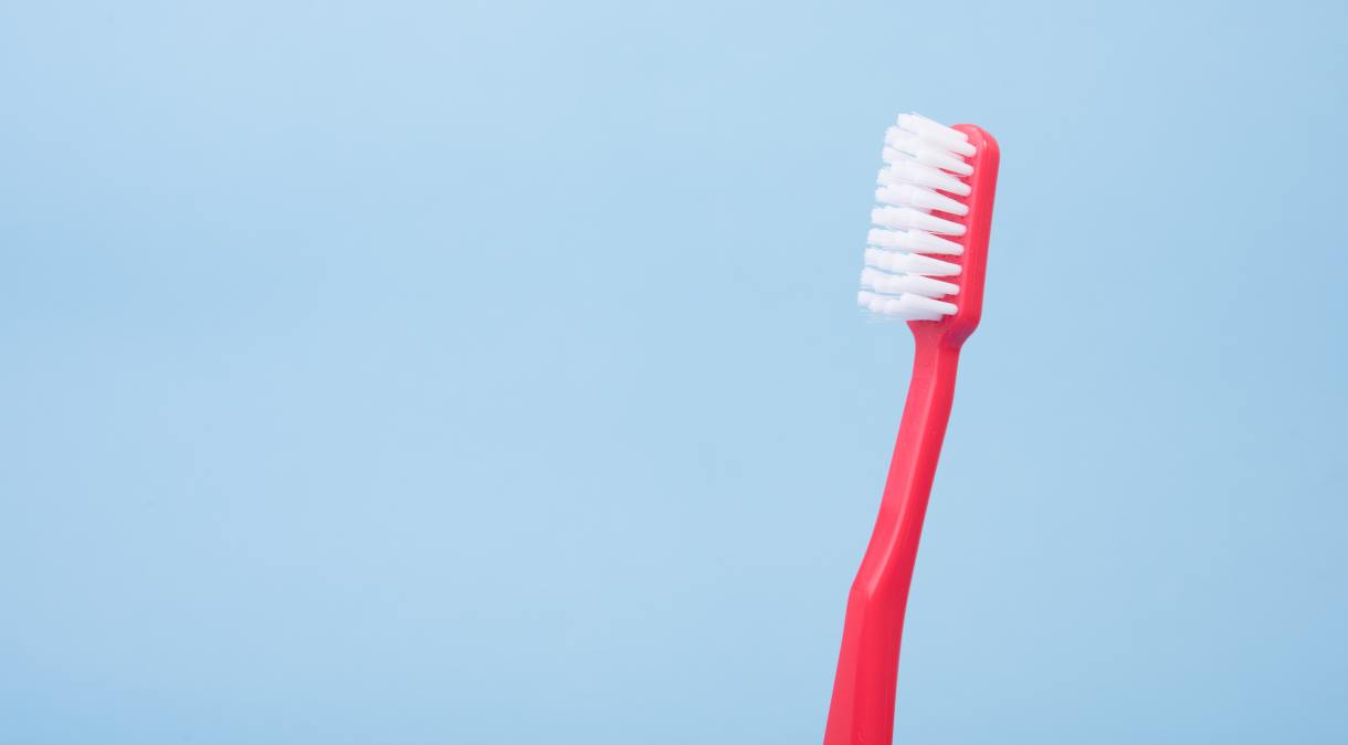 Higienização dos dentes deve ser feita utilizando uma escova de dente com cerdas macias