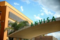 Anvisa proíbe venda de pomadas para modelar e trançar cabelos após casos de perda de visão