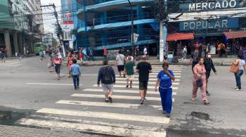 No centro do município da Baixada Fluminense, pessoas com e sem a proteção andavam lado a lado