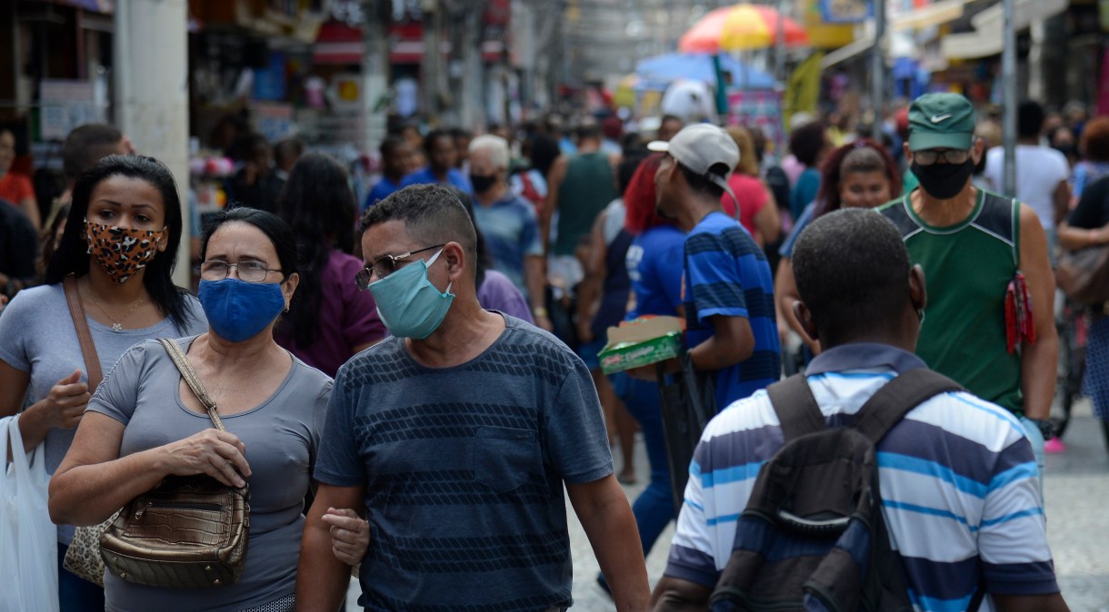 População caminha no centro de Duque de Caxias, primeiro município do RJ a tentar flexibilizar uso de máscara