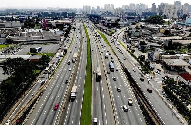 Trecho da rodovia Presidente Dutra (BR 116) em Guarulhos, na região metropolitana de São Paulo