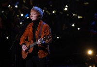 Ed Sheeran nega plágio durante julgamento de direitos autorais de “Shape of You”