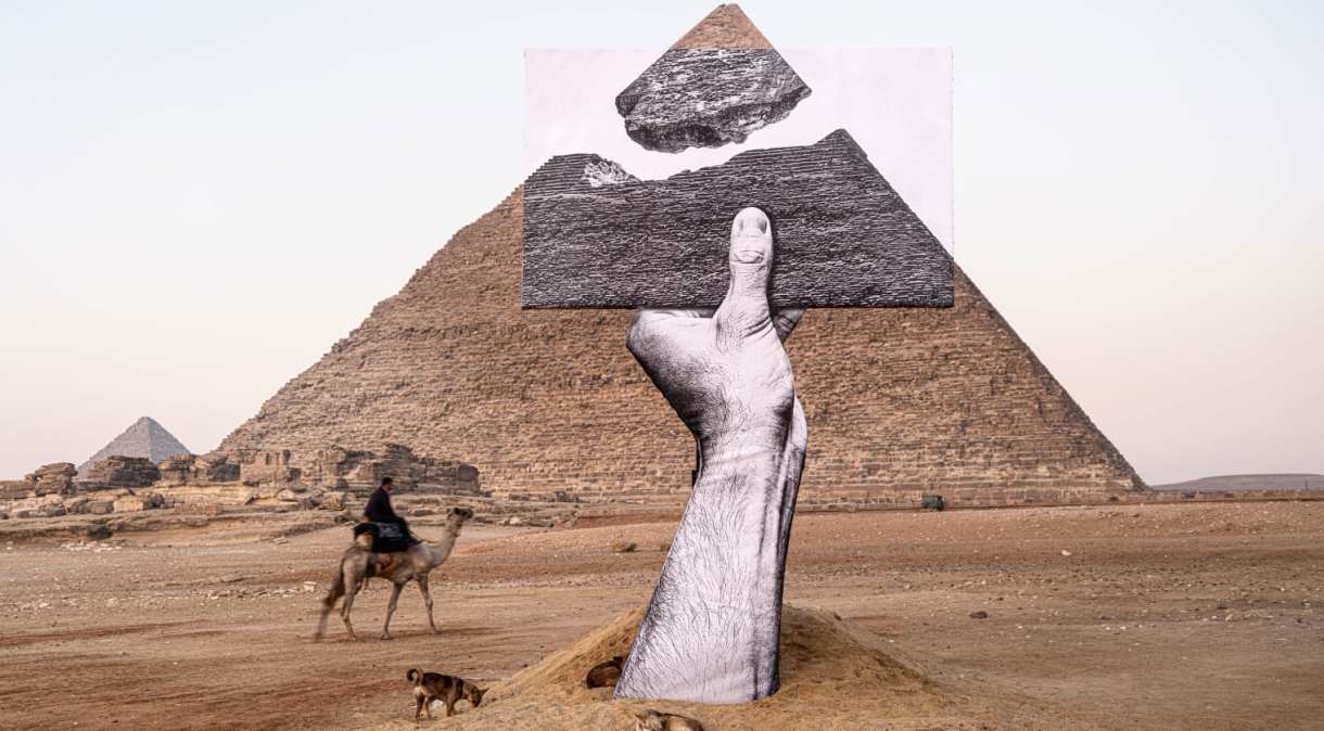 Obra do artista de rua JR provoca ilusão de ótica nas pirâmides de Gizé