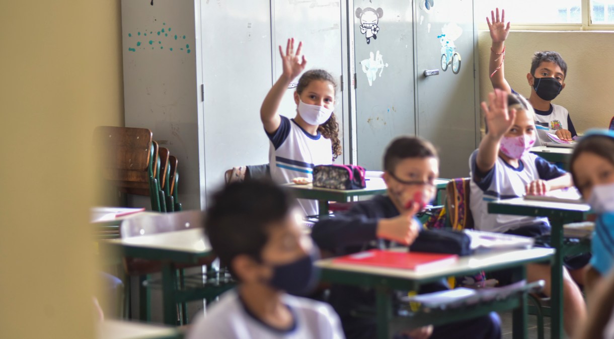 Infectologista alerta que é necessário manter a exigência de máscaras nas escolas