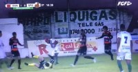 Árbitro é agredido por jogador durante partida de futebol e fica inconsciente