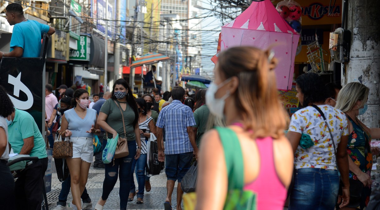 População caminha no centro de Duque de Caxias; Justiça mante uso de máscara de proteção no município